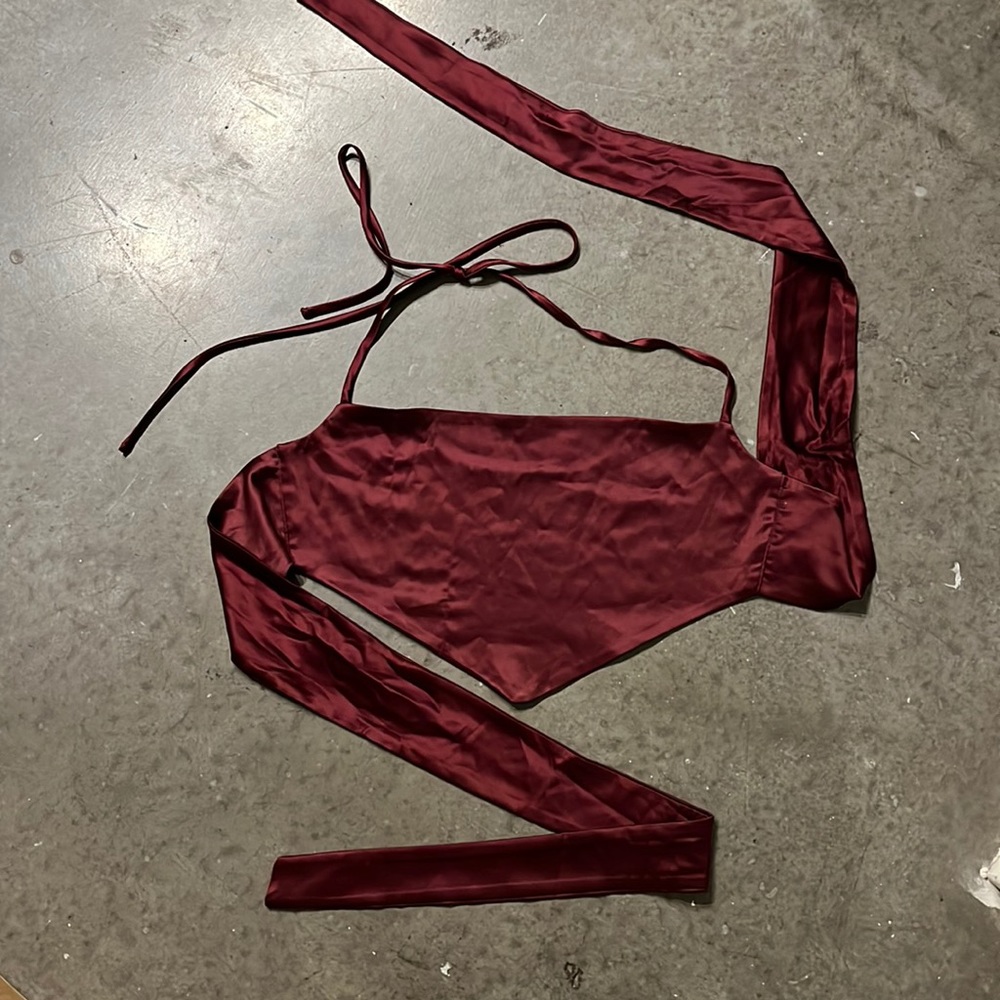 Open tie back V crop halter satin top